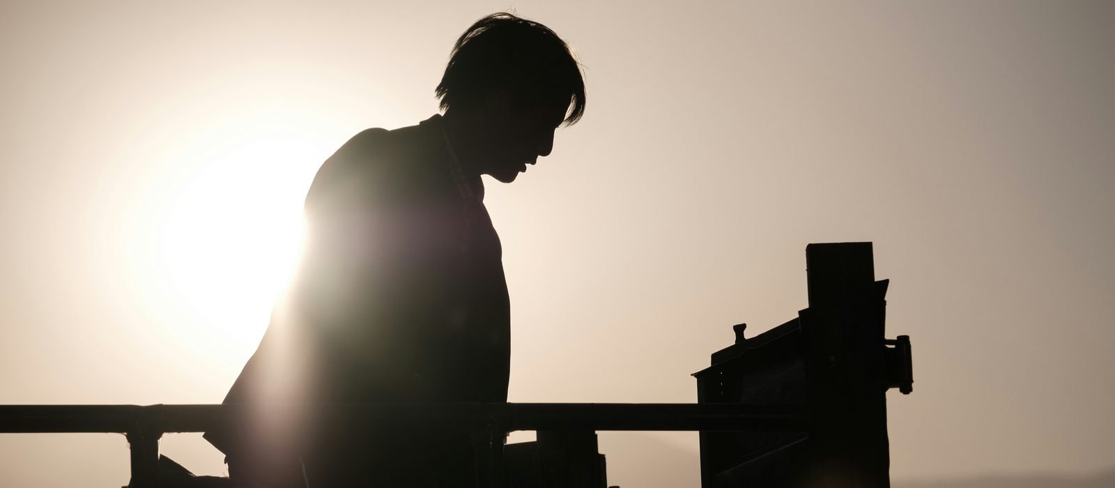 Silueta de una persona a contraluz, mirando hacia el horizonte